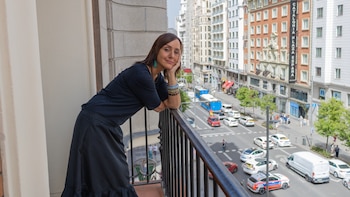 Silvia herreros de Tejada sostiene su nuevo libro 'Juvencolía' en una entrevista con Infobae