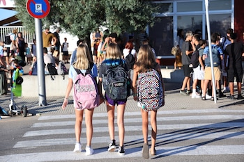 Varias niñas el primer día de inicio del curso escolar, en la Escuela Aula Balear, a 11 de septiembre de 2024, en Palma de Mallorca. (Isaac Buj / Europa Press)