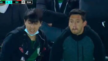 Un grupo de hinchas locales