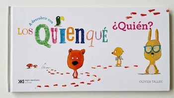 Portada del libro infantil 'A descubrir con Los Quienqué ¿Quién?' de Olivier Tallec, mostrando un conejo, un oso, un perro y un loro entre huellas rojas