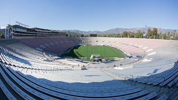 El Rose Bowl tiene un aforo para 90 mil espectadores.