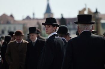 Praga, la fotografía, el vestuario, la estética. La película de Holland desafía las convenciones de las biopics más tradicionales.
