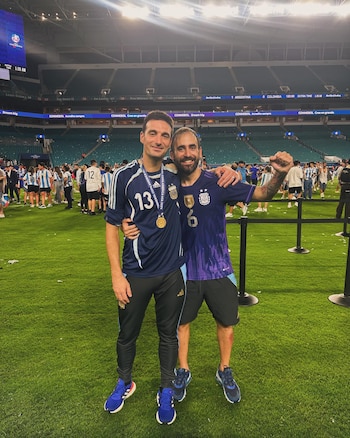 La imagen de Scaloni y el Chispa Clavo en pleno festejo por la Copa América 2024