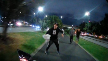 Violento intento de robo a un ciclista quedó registrado en video: fue atacado por tres hombres al salir del túnel de la calle 26 en Bogotá