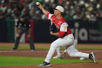 Ronald Medrano, lanzador mexicano, lanza