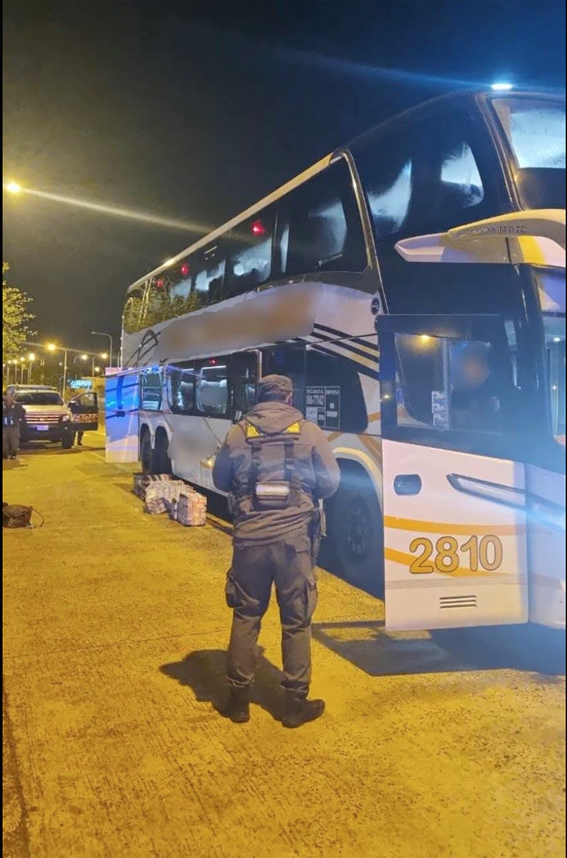 Agentes de la Gendarmería Nacional incautaron 142 kilos de marihuana hallados en la bodega y el pasillo de un ómnibus de larga distancia en Misiones.