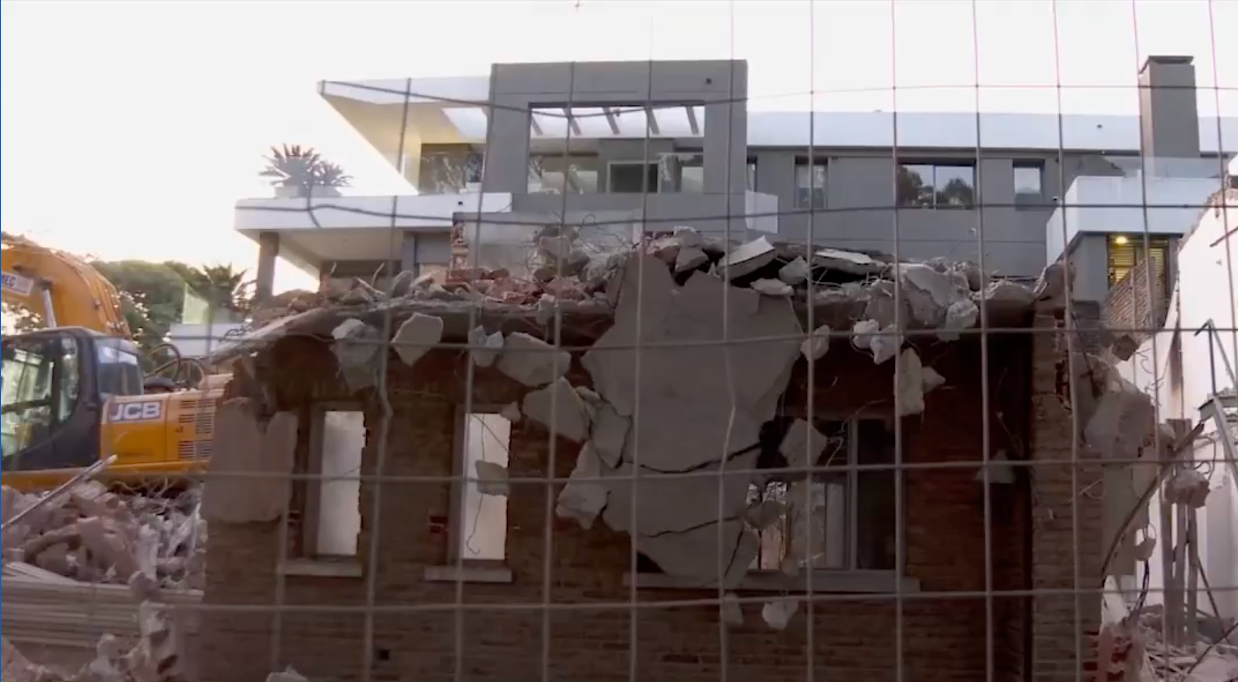 Demolición de la casa del asesino serial Pablo Goncálvez, en Montevideo (Captura Telemundo/Canal 12)