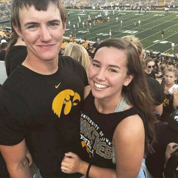Mollie Tibbetts con su novio