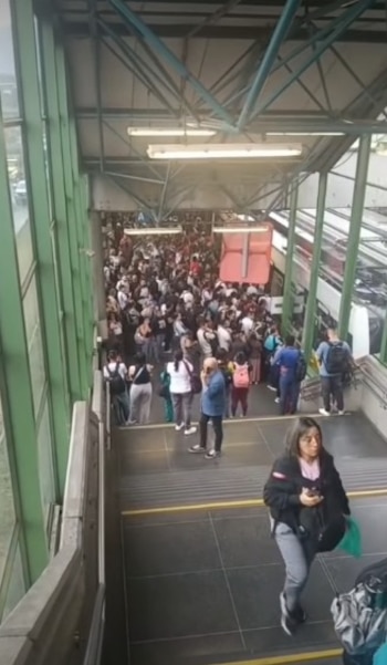 Decenas de usuarios quedaron atrapados en la estación Caribe, de la línea A - crédito Captura video