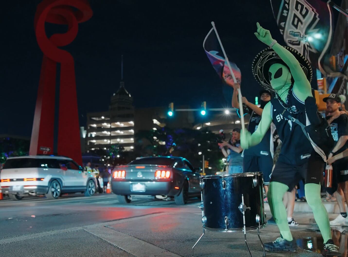 Durante la noche, las principales arterias de San Antonio se llenaron de fanáticos que festejaron la victoria con bocinazos, música y aglomeraciones, generando preocupación por la seguridad vial y el control del orden público (@spurs)