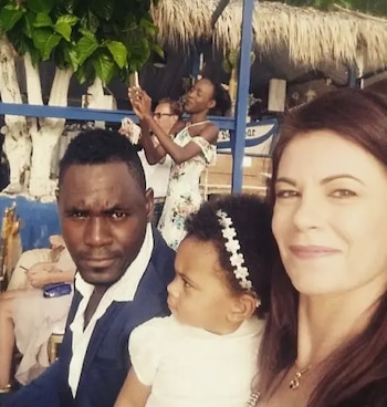 Valentino y su esposo, de origen dominicano, a quien conoció en el pueblo pesquero de Bayahíbe. La pareja inició su romance en 2014, contrajo matrimonio en 2017 y procreó dos hijas antes de trasladarse temporalmente a Italia (Cortesía New York Post).
