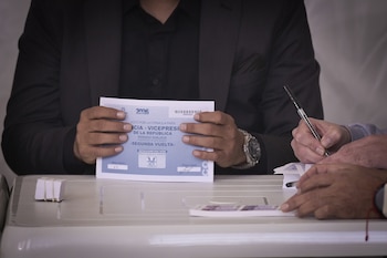 La duración del escrutinio en Colombia varía según el número de mesas, la cantidad de reclamaciones, la distancia entre los candidatos y la revisión documental - crédito Natalia Pedraza/ EFE