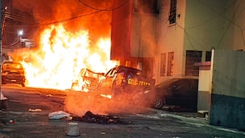 Turba incendia una subestación policial y varios vehículos en Guatemala tras la captura en flagrancia de un presunto violador de menores