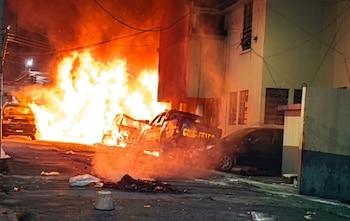 Turba incendia una subestación policial y varios vehículos en Guatemala tras la captura en flagrancia de un presunto violador de menores