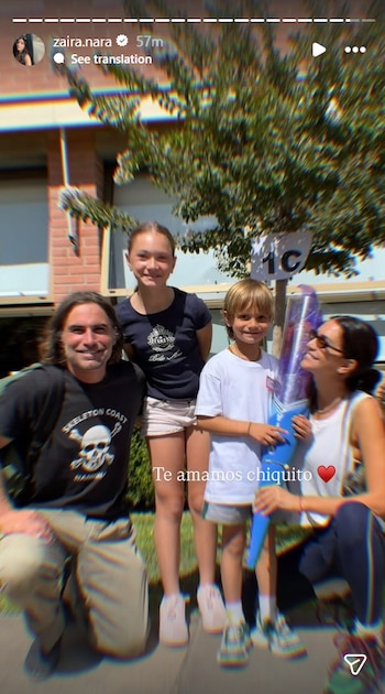 Con una postal junto a