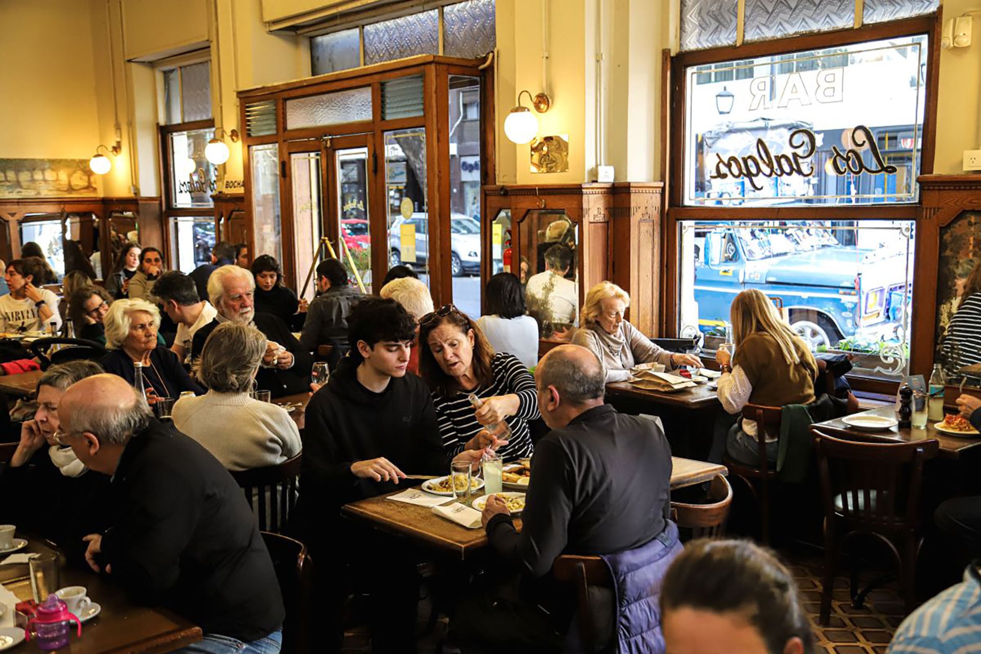 El Bar Los Galgos abrió en 1930 y fue testigo del último siglo de historia porteña. Cuando en 2015 la familia que lo manejaba, los Ramos, se puso muy mayor y lo cerró, comenzó un rápido desmantelamiento. Pero muy pronto la noticia llegó a Julián Díaz y Florencia Capella, la pareja fundadora del bar 878 de Villa Crespo, y la historia de Los Galgos retomó impulso (Rodrigo Mendoza/Agencia Oído)