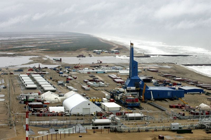 FOTO DE ARCHIVO: Una vista aérea muestra la plataforma terrestre Yastreb (Hawk) en el campo Chaivo de Sakhalin-1, a unos 1.000 km al norte de Yuzhno Sakhalinsk el 10 de octubre de 2006 (REUTERS/Sergei Karpukhin)