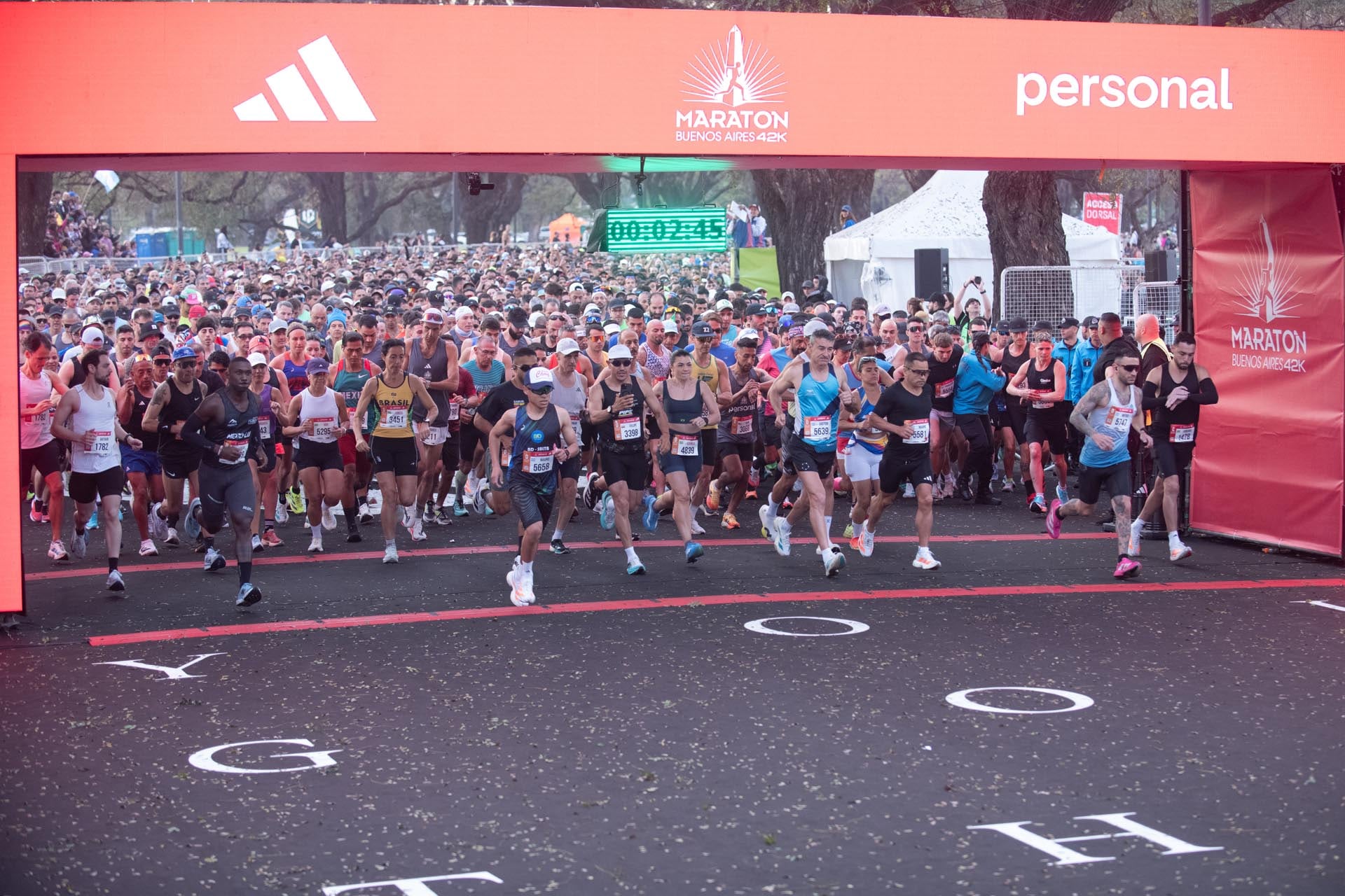 Más de 16 mil corredores de 64 países tomaron las calles porteñas para disputar los 42,195 kilómetros de la Maratón de Buenos Aires 2026 (Jaime Olivos)