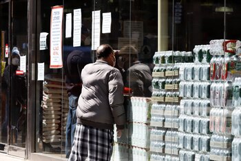 Un hombre se asoma a