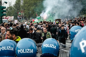 Policías vigilan durante una protesta contra el cambio climático como parte del grupo 'Fridays for Future', junto a estudiantes que protestan por el deterioro de sus escuelas, en Turín, Italia, 16 de octubre de 2026. (Protestas, Italia) EFE/EPA/Tino Romano