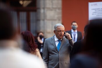López Obrador fue el primero en evacuar el Salón de Tesorería hacia el Patio Central de Palacio Nacional. (Foto: Mexico Presidency/Handout via REUTERS)
