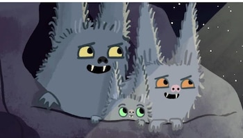 Tres criaturas animadas de pelaje gris y orejas puntiagudas se apoyan sobre una roca frente a un fondo nocturno con estrellas