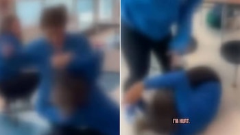 Fotogramas desenfocados de dos personas vestidas de azul durante un forcejeo en el suelo junto al subtítulo en inglés «I'M HURT»