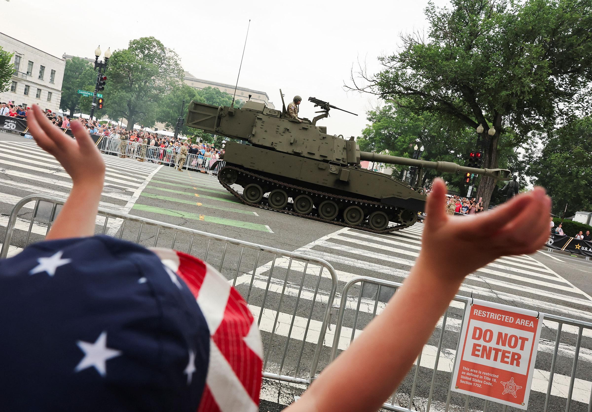 Un niño aplaudió mientras un tanque autopropulsado Paladin pasaba por delante durante un desfile militar para conmemorar el 250 aniversario del Ejército de los Estados Unidos en Washington, el 14 de junio (Jonathan Ernst—Reuters)
