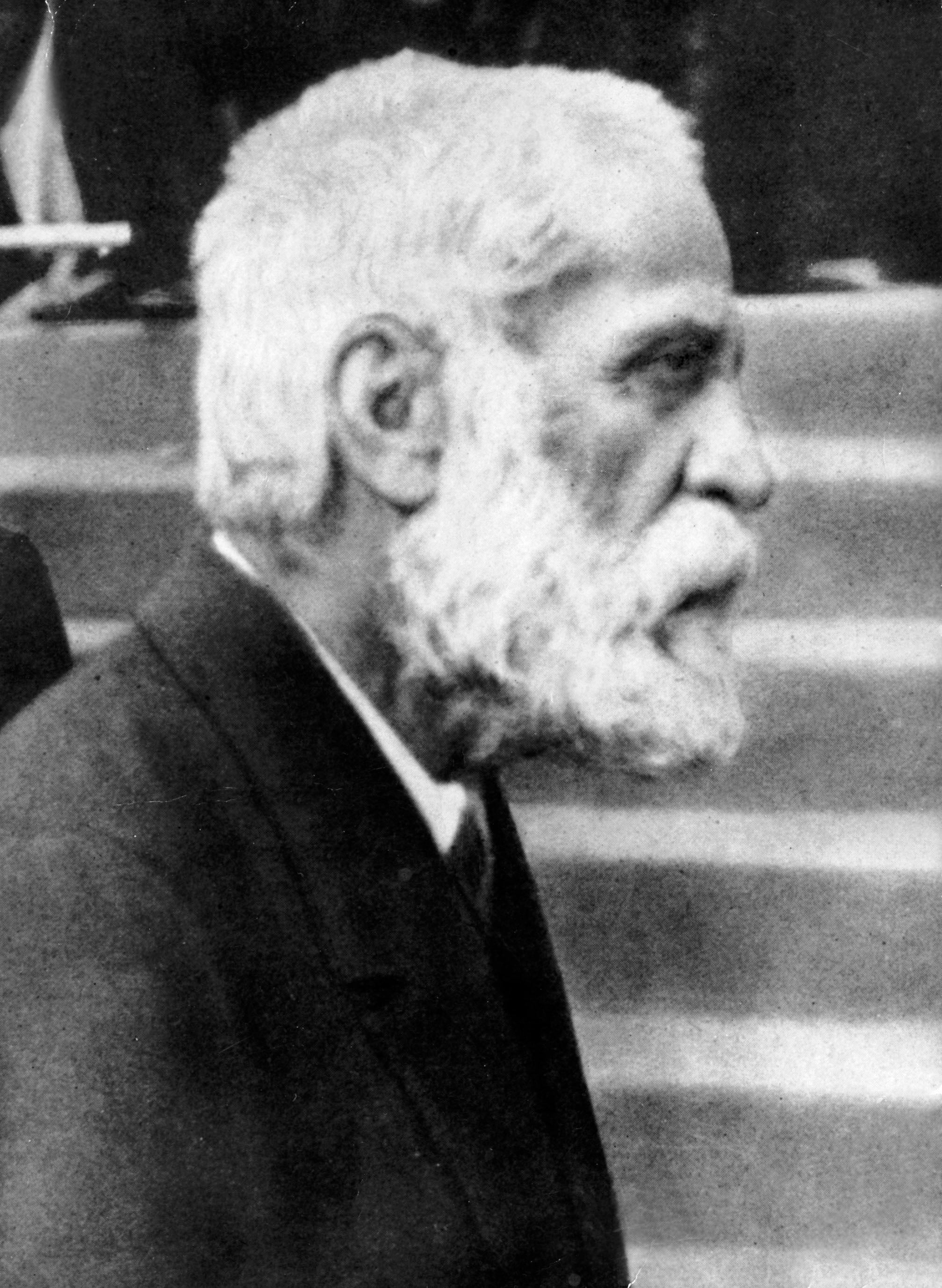 Una de las últimas fotografías del arquitecto Antonio Gaudí, tomada durante la procesión del día del Corpus Christi. EFE/Archivo