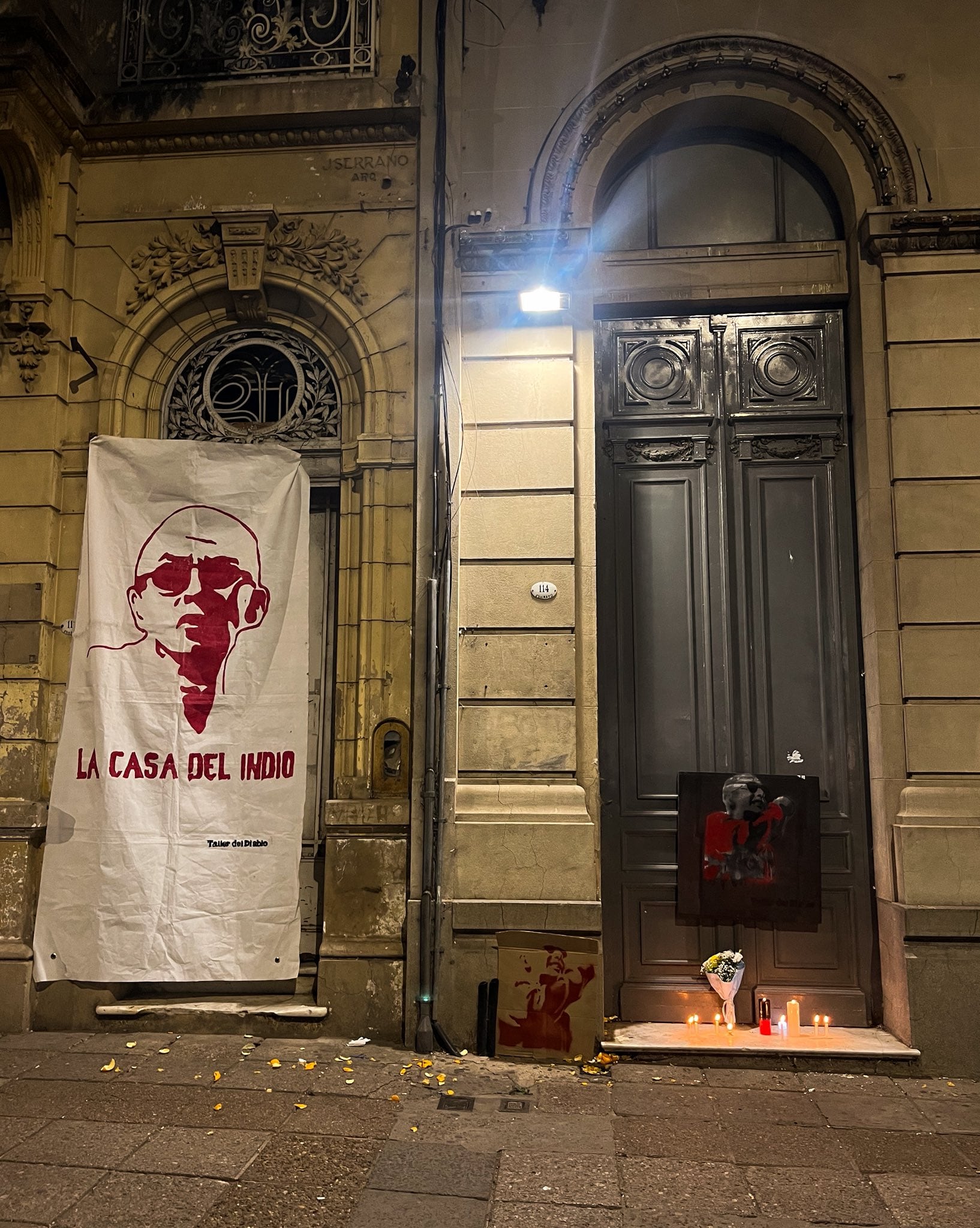 Los fanáticos rindieron homenaje al cantante en la puerta de la casa donde creció (X: @eugeniacastrx)
