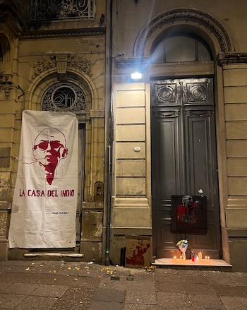 Los fanáticos rindieron homenaje al cantante en la puerta de la casa donde creció (X: @eugeniacastrx)