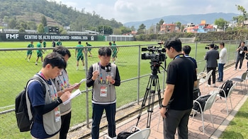 Coreanos siguen de cerca a la Selección Mexicana y asisten a su entrenamiento en el CAR