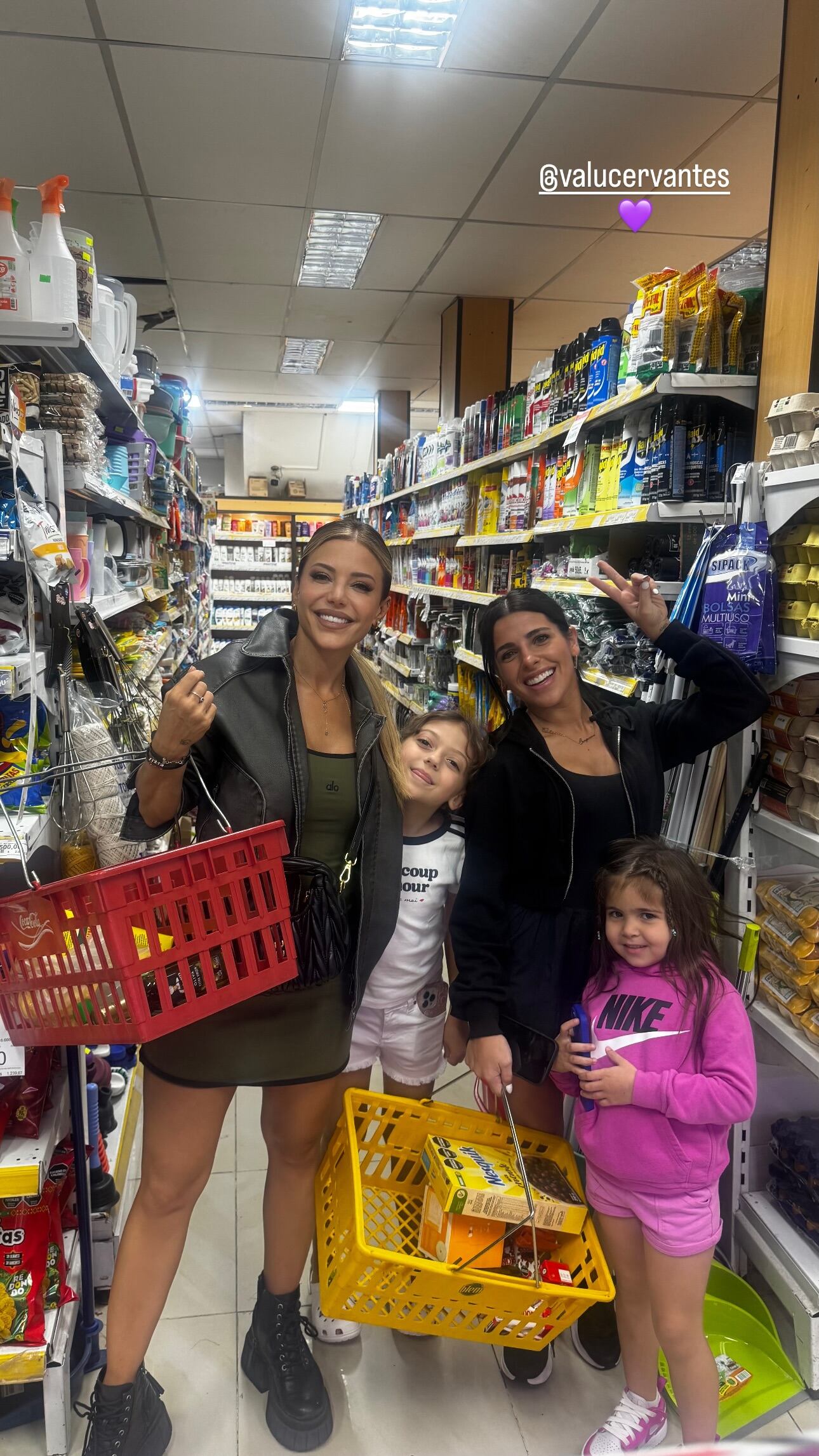 Valentina Cervantes y Evangelina Anderson, de compras con sus hijas