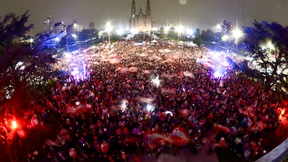 El festejo de Estudiantes campeón frente a una multitud en la Catedral de La Plata, en vivo