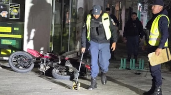 Violento choque entre moto y