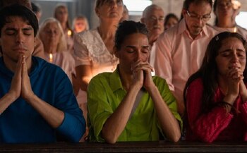 Agustín Sullivan, Juana Viale y Carolina Kopelioff en "Virgen Rosa", el filme de Dennis Smith