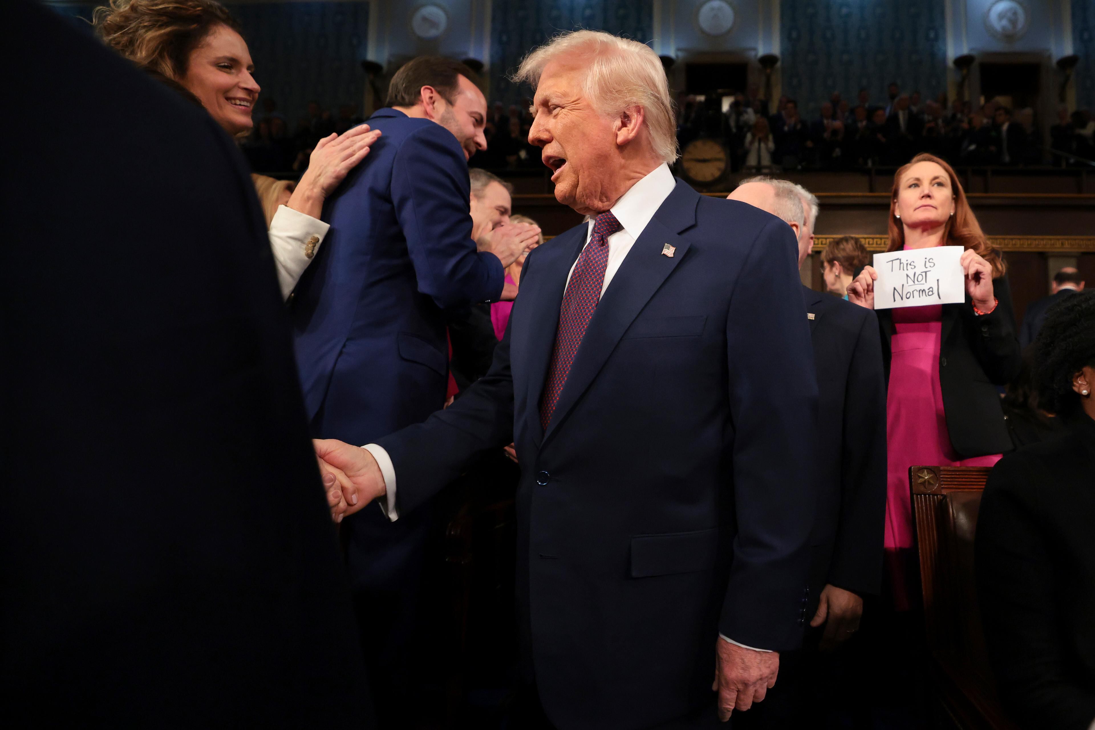 El presidente Donald Trump llegando para dirigirse a una sesión conjunta del Congreso en el Capitolio, en Washington, el 4 de marzo (Win McNamee—Pool/AP)