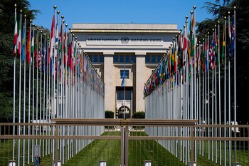 Postes con banderas frente a