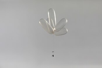 Un globo incendiario conectado a