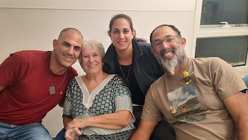 Margalit Moses junto a su