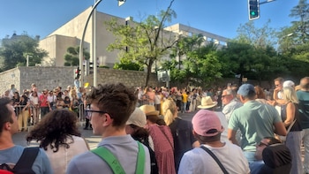 Cientos de personas aclaman a León XIV en papamóvil antes de la Vigilia: "Va a ser muy querido por los jóvenes"
