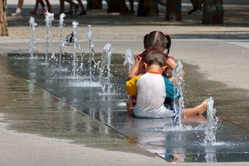 Unos niños se refrescan en una fuente en Logroño, a 7 de julio de 2026. (EFE/ Raquel Manzanares)