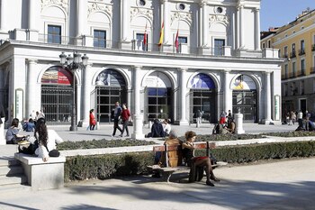 Varias personas pasean ante la