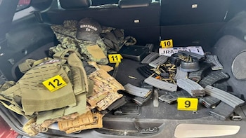 Incautan arsenal, vehículos y animales