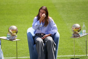 Alexia Putellas con sus dos Balones de Oro en la despedida del FC Barcelona. (Europa Press)