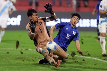 AME1264. CIUDAD DE GUATEMALA (GUATEMALA), 28/09/2026.- Mario González (i) y Jefferson Valladares de El Salvador disputan el balón este lunes, en un partido de la Liga de Naciones entre Guatemala y El Salvador en el estadio El Trébol, en Ciudad de Guatemala (Guatemala). EFE / Fernando Ruiz