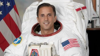 La NASA nombró por primera vez a un hispano como jefe de sus astronautas