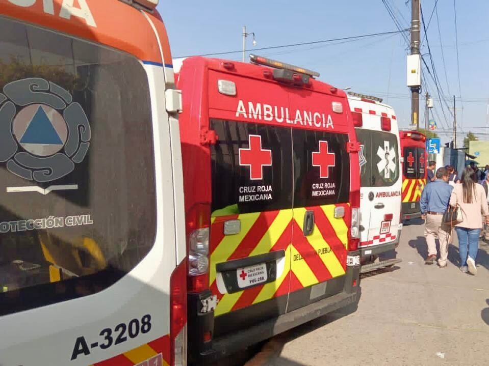 Por explosión en puesto ambulante, diversas ambulancias trasladaron a lesionados a hospitales de la zona para su atención @CruzRojaPuebla 3