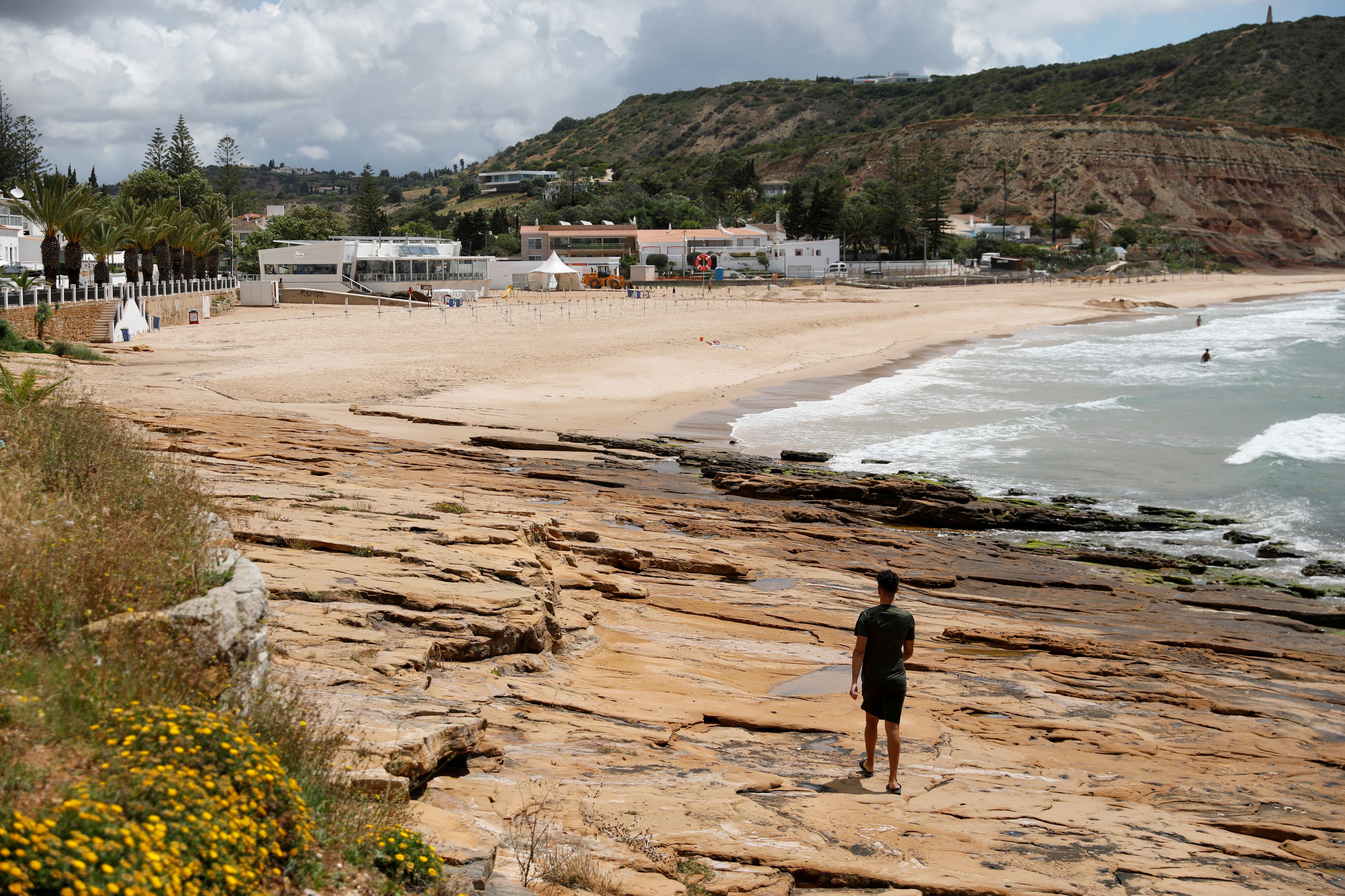 Un hombre camina por la playa cerca del complejo turístico donde Madeleine McCann, de tres años, desapareció en 2007, en Praia da Luz, Portugal, el 4 de junio de 2020. REUTERS/Rafael Marchante/Foto de archivo
