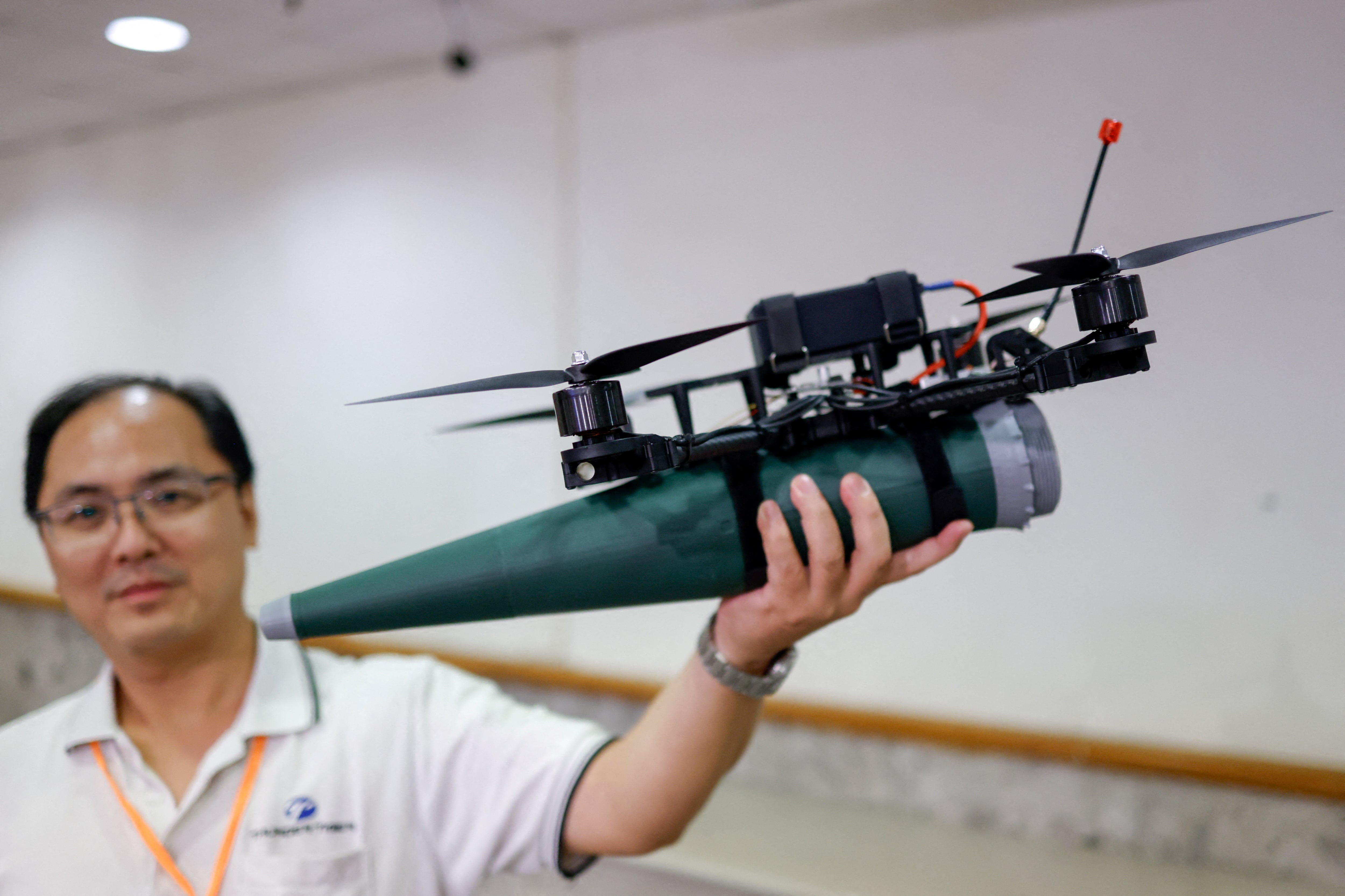 Un dron de ataque unidireccional Overkill Killer FPV presentado por Thunder Tiger Corp, se exhibe en Chiayi, Taiwán, el 3 de junio de 2025. REUTERS/Ann Wang